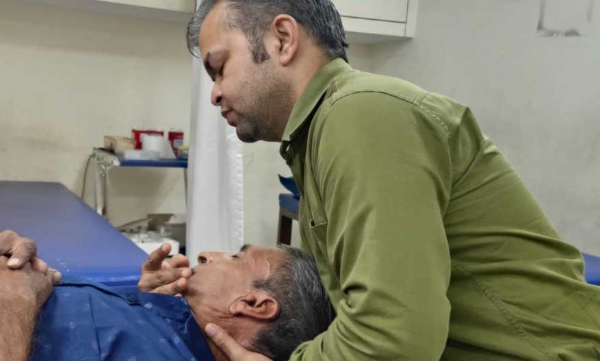 Dr Ashesh saini giving physiotherapy treatment to patient